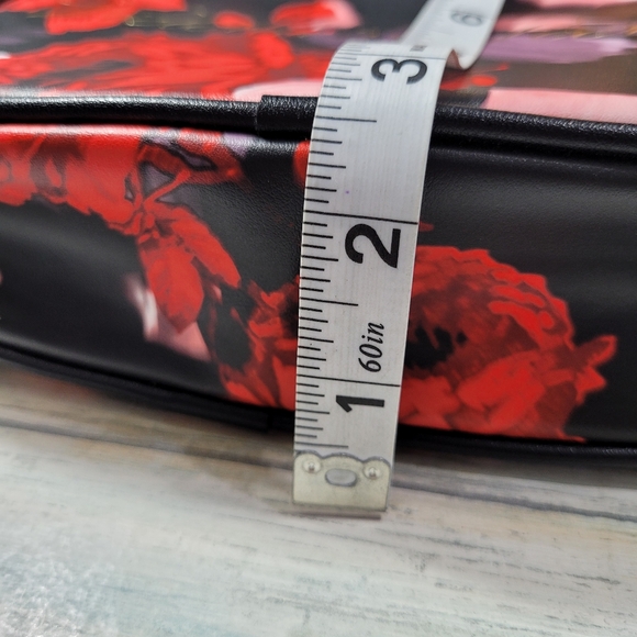 Victoria's Secret  Crossbody Purse. - Picture 4 of 11